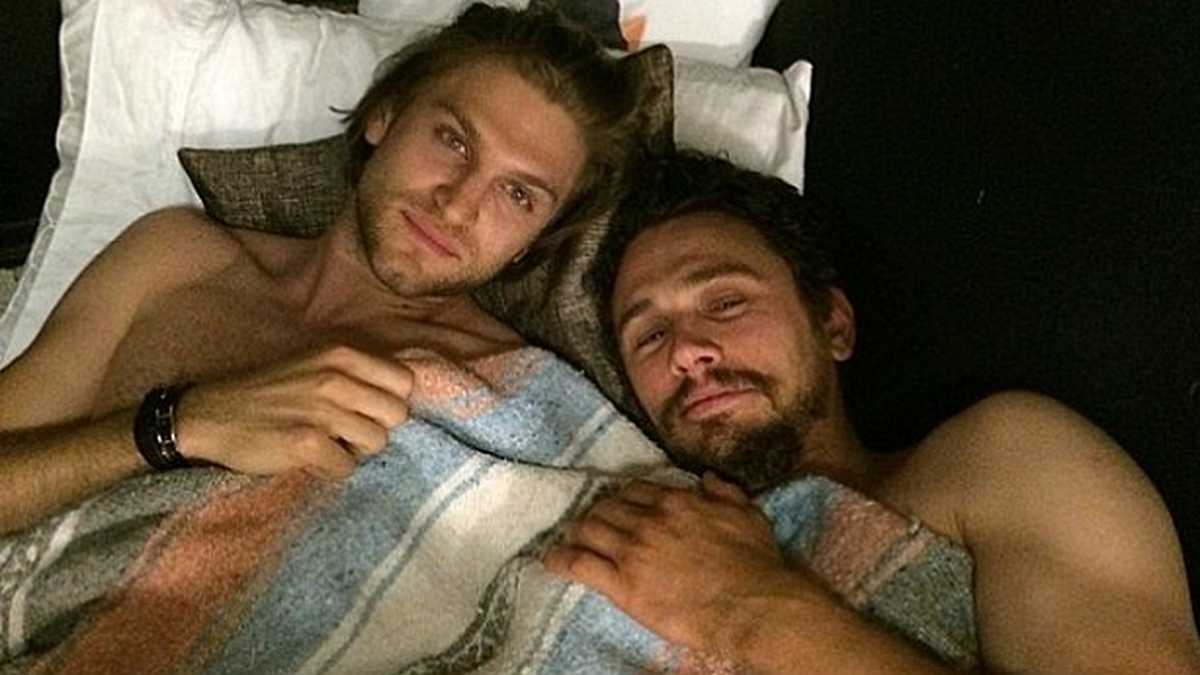 Bromance: James Franco semidesnudo en la cama con un amigo