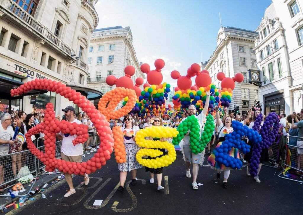 Por primera vez Disney organiza su propio desfile del orgullo LGBT